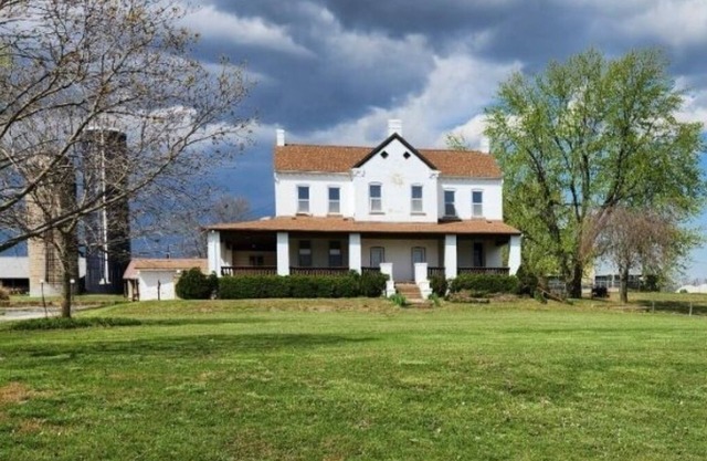 Charming 4BDRM Farmhouse Retreat. Private Pool & Fishing Lake Access,cap. for 11