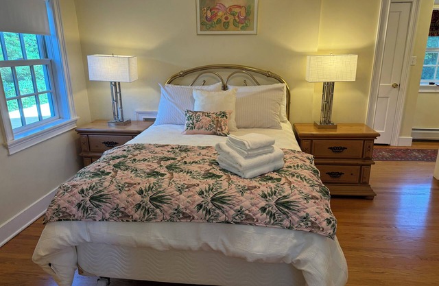 Charming 4Bds+1crib house with patio Amherst Center