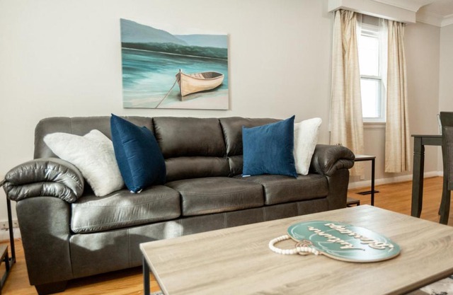 Charming 4BR Barrie Retreat with Backyard