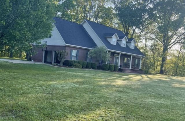 Charming 4BR Home With Outdoor Living Area That Is Close To It All✨ HOT TUB✨