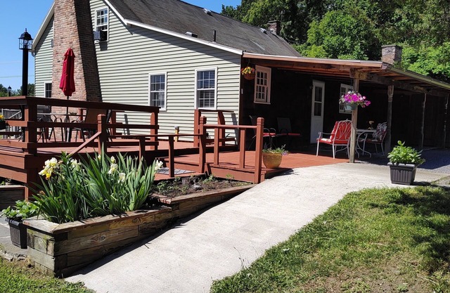 Charming 5-bedroom farmhouse with AC, WiFi in delightful Ghent