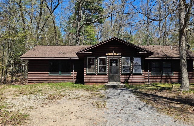 Charming 5-bedroom lodge- Near Lake Michigan & Michigan Adventure, Pet Friendly
