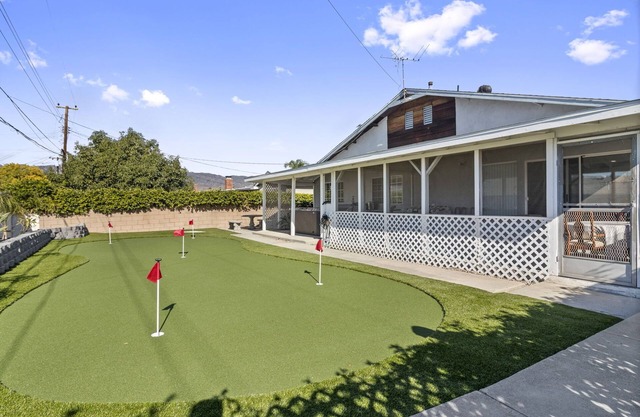 Charming 5 bedroom with a putting green
