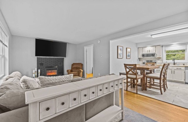 Charming 5B Home in Neighborhood