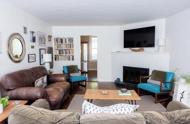 Charming 5BR Farmhouse, 5 min Walk to Shawnigan Lake!