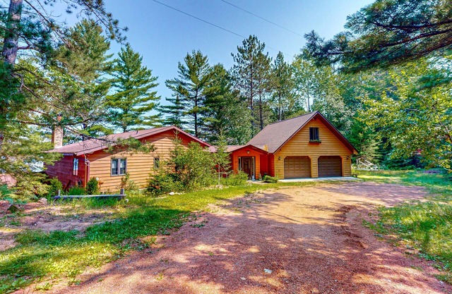 Charming 5BR Lake Home, Dog-friendly, with a full bar, Kayaks, Gas Grill, & WIFI
