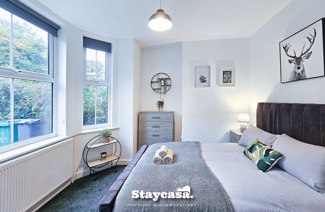 Charming 6-Bed Home with Rear Patio