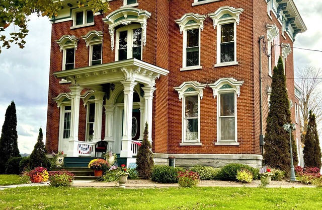 Charming 6-bedroom bed & breakfast in Boonville NY, with amazing views!