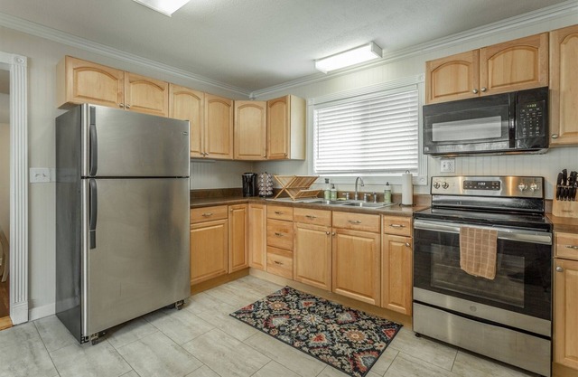 Charming 6 Bedroom Property | Close to Downtown!