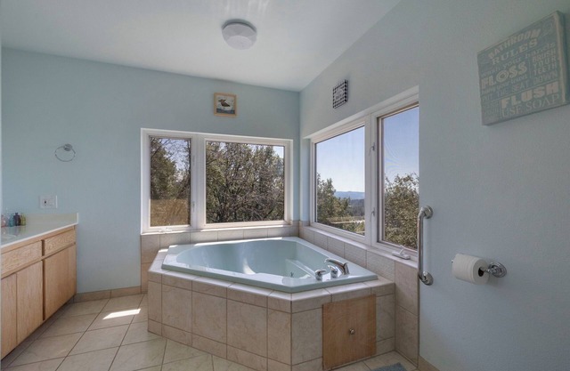 Charming 6-bedroom cabin with stunning views!
