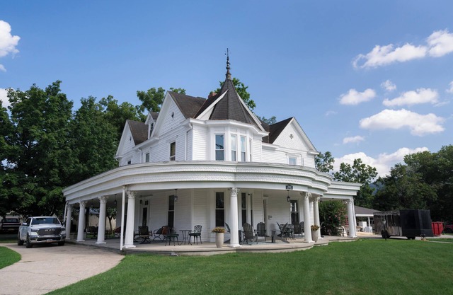 Charming 6BR/5BA Victorian retreat near Blue Ridge PKW each room uniquely styled