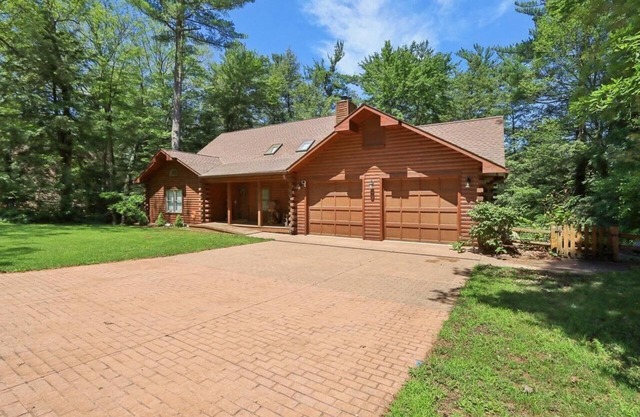 Charming 7-bedroom lodge with AC, WiFi in awesome Lake Delton Wisconsin Dells