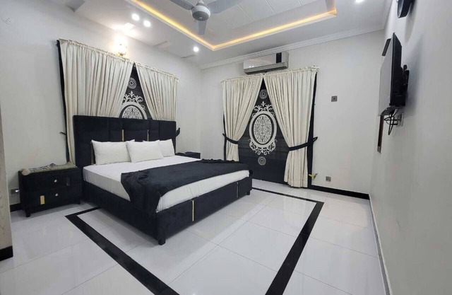 Charming 9-bedroom B&B with WiFi and AC in enchanting Islamabad