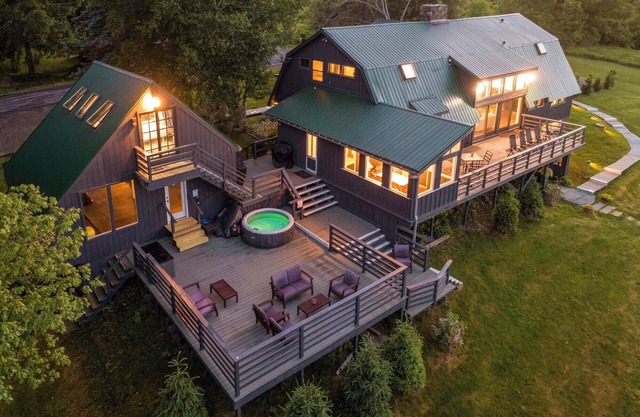 Charming 9br / 8.5 bath, Sleeps 19, WiFi, Fitness Room w/ Beautiful Views!