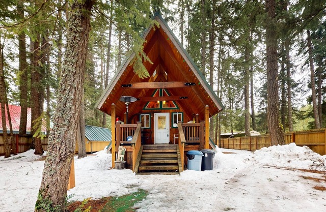 Encanto A-Frame con electrodomésticos modernos y un patio privado!