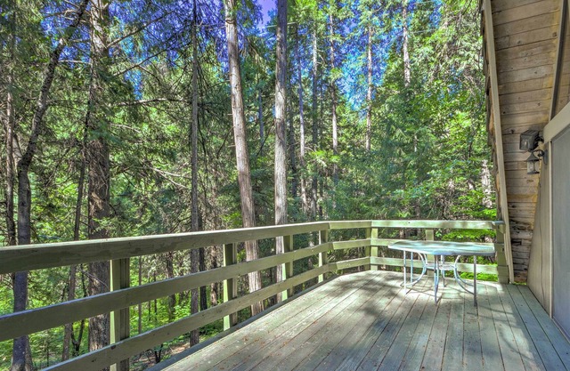 Rustikale Pollock Pines Kabine w / Large Deck in der Nähe von Lake!