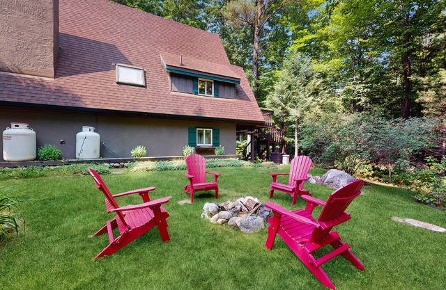 Charming A frame with wood burning fireplace, wifi, close to lakes and slopes