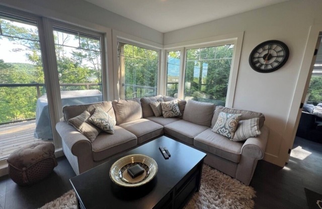 Charming All-Season Retreat: Treetop Condo in the Heart of Muskoka