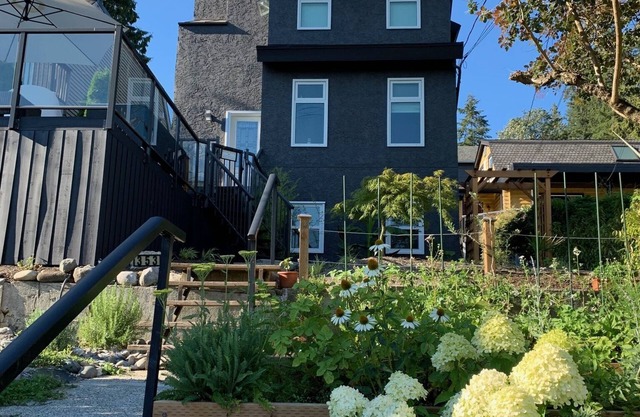 Charming and bright 3 bed home. Walking distance to shops, trails and more!