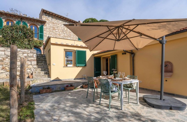 Charming and cozy vacation home with shared pool in beautiful Tuscan countryside.