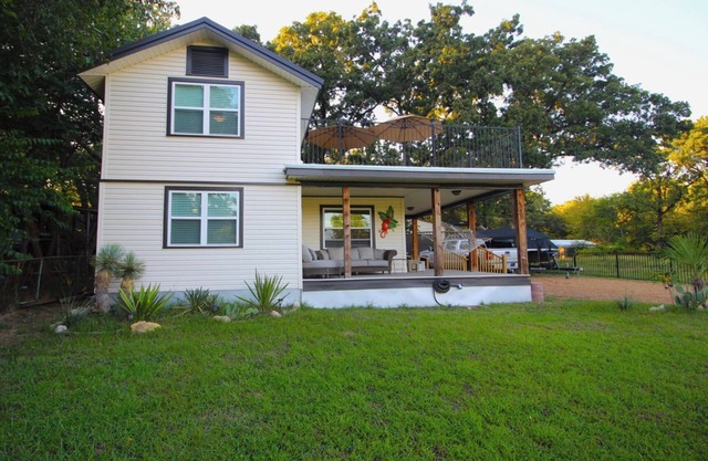 Charming and cozy. Vintage New Orleans vibe. Balcony view, hot tub and fire pit.