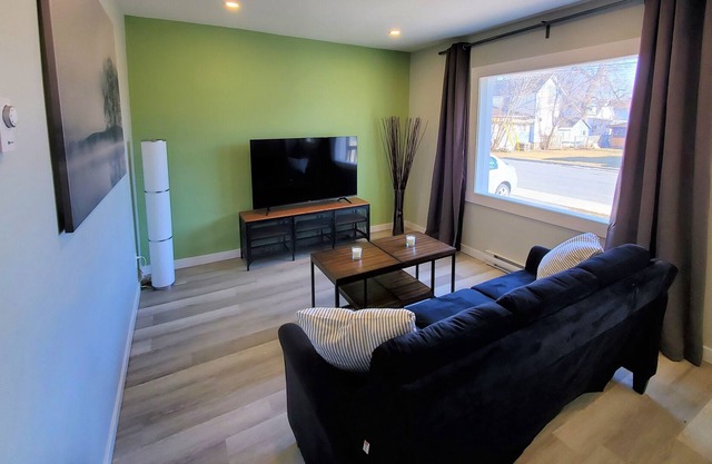 Charming and Cozy 2 Bed Apt near St Lawrence River
