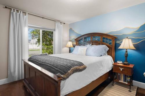 Charming and Cozy Private Home Walking Distance to Downtown