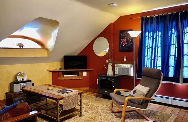 Charming and Eclectic Downtown Studio
