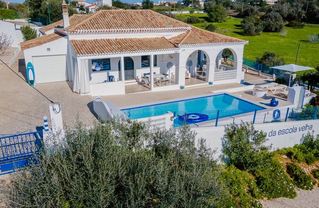 3 Schlafzimmer Villa in einer ruhigen Gasse direkt an der Küstenstraße in Vale de Parra