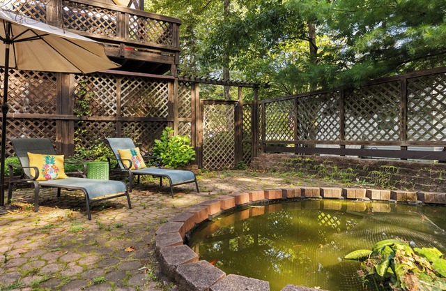 Charming and Spacious Woodlands Retreat - Your Private Oasis Awaits!