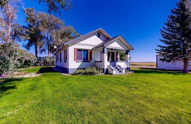 Charming and serene home with al fresco dining, wood fireplace, & mtn views