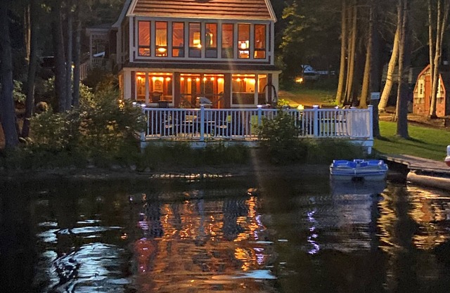 Charming and spacious lakefront home w/hot tub and pool table!