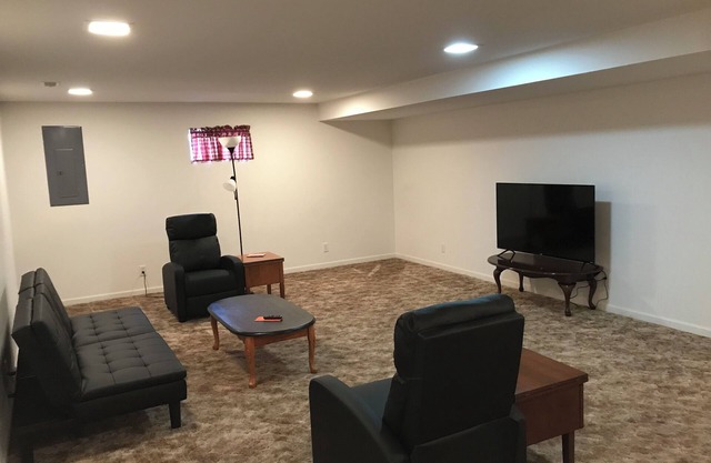 Charming and spacious 3-bedroom home in Farmington, close to everything.