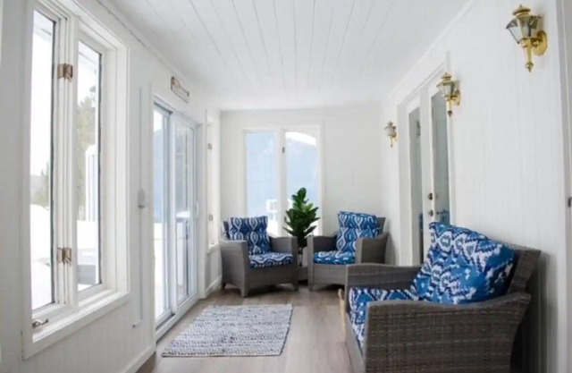 Charming and spacious, 4 bed, 2 bath, lakefront cottage