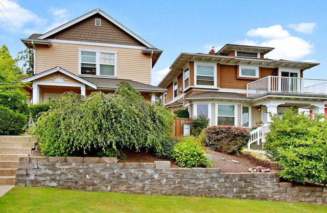 Charming and Spacious Port Gardner Flats Apt Steps to Downtown Everett Amenities