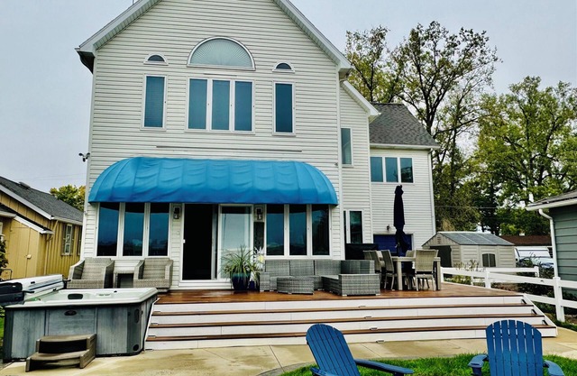 Charming and spacious 5 bedroom lake house packed with activities!