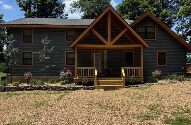 Charming and spacious 7-bedroom cabin with many accomodations on Current River.
