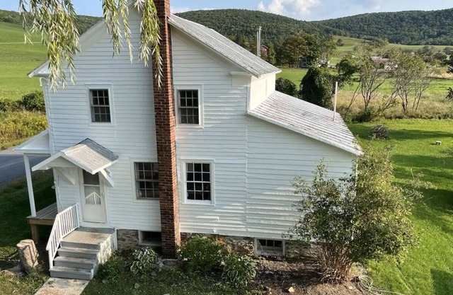 Charming antique farmhouse with lake views!