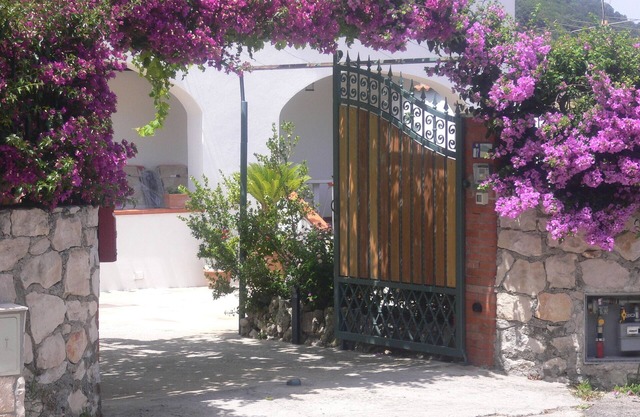 Apartment in Villa 'Bouganville 'mit Meer und Berg