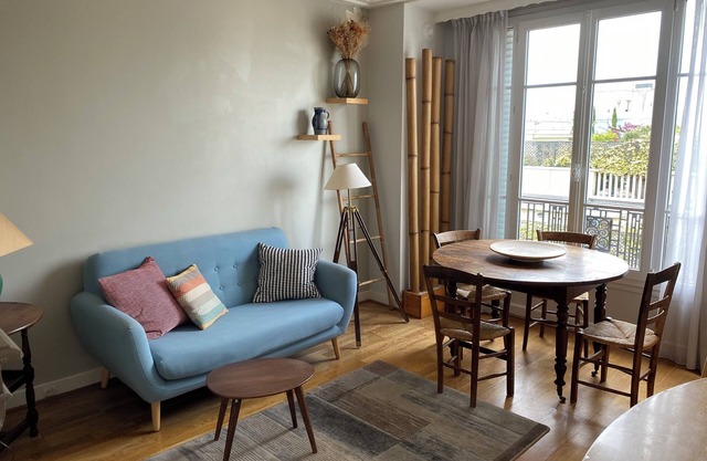 Charming apartment with unobstructed view, on the top floor of a peaceful building.