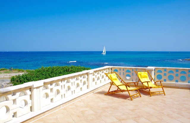 Charmante Ferienwohnung direkt am Meer mit fantastischer, gr. Panorama-Terrasse