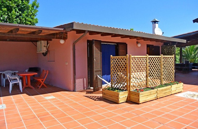 Charmante Ferienwohnung "Bilocale in Villa Elba" nahe dem Strand mit Terrasse und Garten