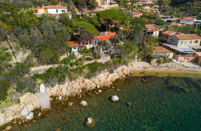 Charming apartment Ostrica seafront with view and private access directly to Forno beach
