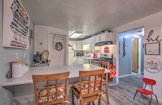 NEW! Charming Apt < 1 Mi to Logan River & Zootah!