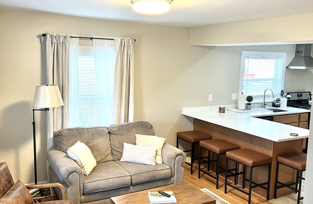 Charming apartment 7 minute walk to downtown