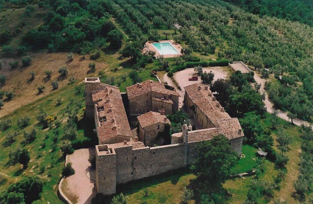 Charmante Wohnung im mittelalterlichen Dorf Montelagello mit Garten und Pool