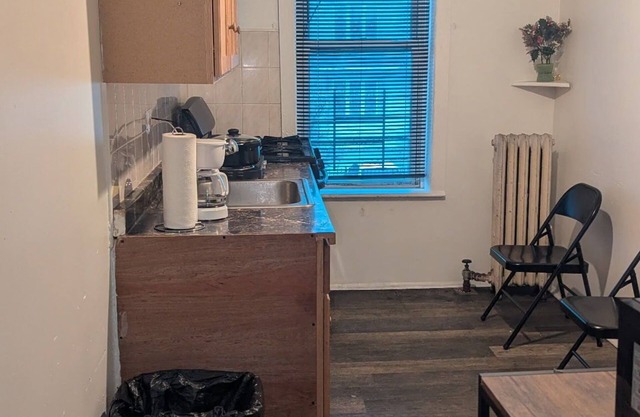 Charming apartment in Queens with WiFi and AC near to airport, train & shopping