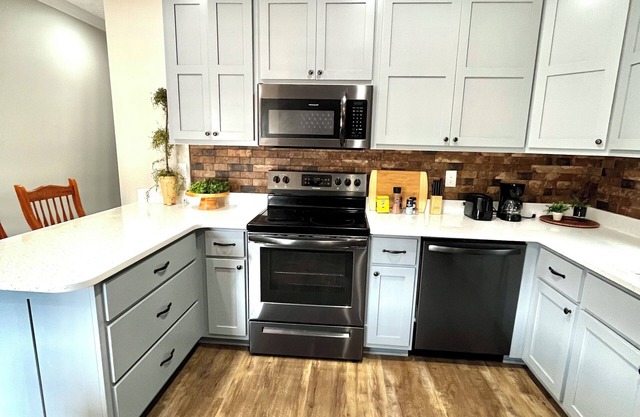 Charming apartment in Savannah! Conveniently located near downtown!