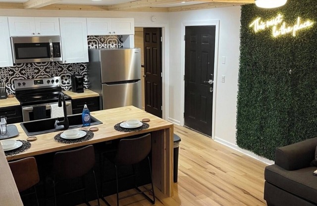 Charming Apartment located in Historic Brunswick; Family and Pet Friendly!