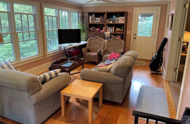 Charming apartment overlooking private gardens, walk to downtown Mystic